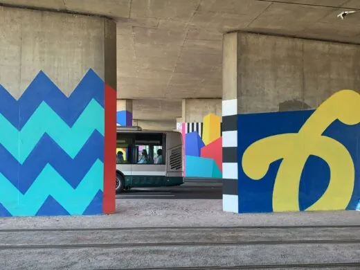Tim Zdey colore les piliers du pont de l&rsquo;A35