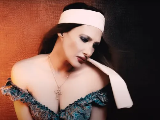 Caroline La douce – Just a kiss – (Official Music vidéo)