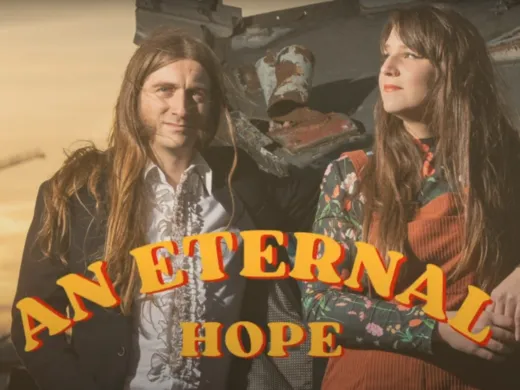 Clip : Two Magnets – A Never Ending Summer