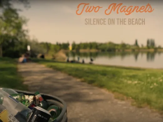 Clip : Two Magnets – Silence on the beach
