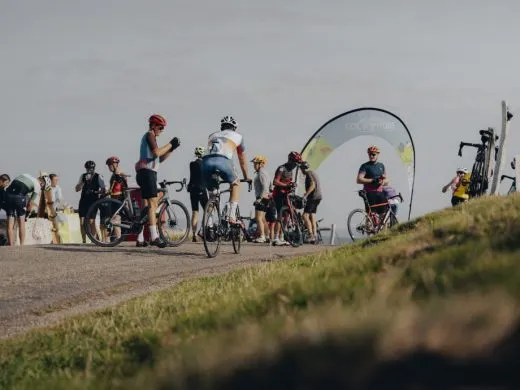 Chauffez les mollets et grimpez 13 cols réservés aux cyclistes cet été