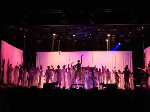 Pop, paillettes et engagement, découvrez la chorale Pelicanto