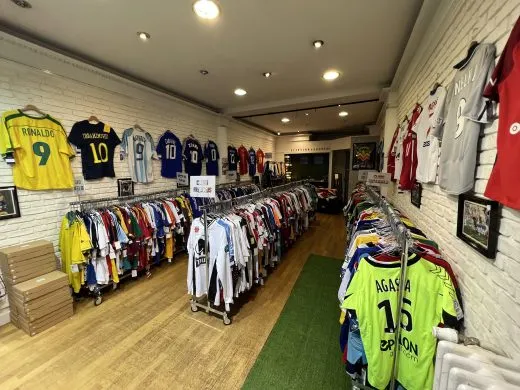 Une boutique dédiée aux maillots de sport vintage débarque à Strasbourg !