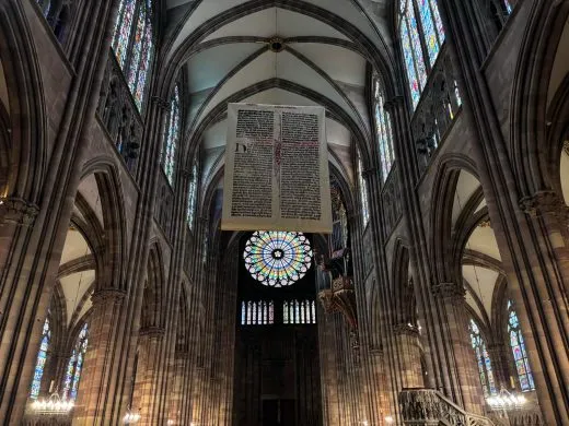 À Strasbourg, une impression géante d&rsquo;une page du premier ouvrage de Gutenberg s&rsquo;installe dans la Cathédrale
