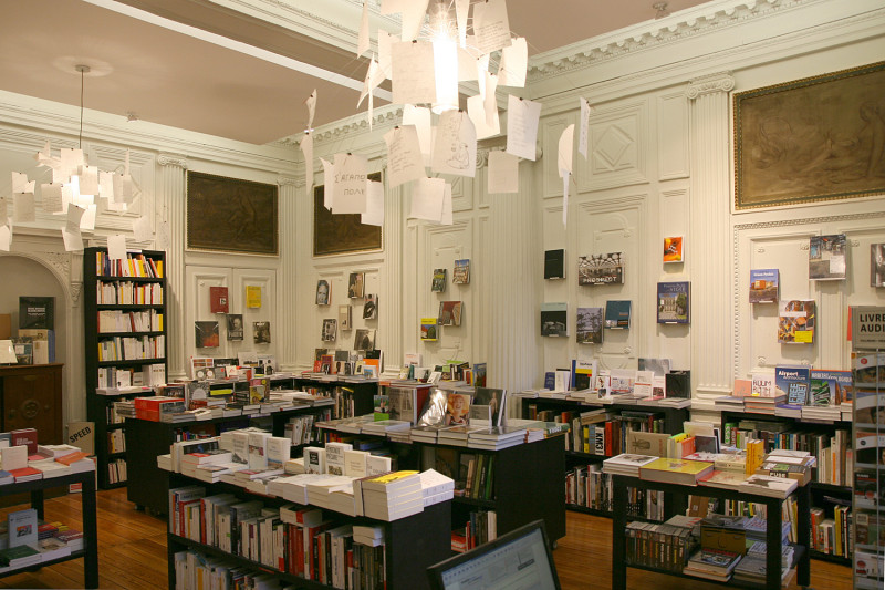 Librairie indépendante du Quai des Brumes. On y voit l'intérieur de la libraire.