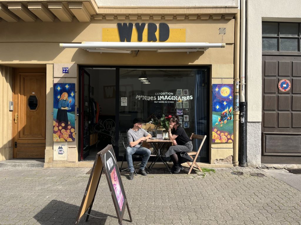 Devanture de la galerie Wyrd à Strasbourg, un lieu pour se faire de nouveaux amis en Alsace